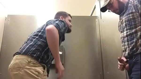 Homo sex plekje in de heren wc achter de benzinepomp