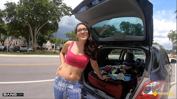 Tiener laat zich neuken in ruil voor de reparatie aan haar auto